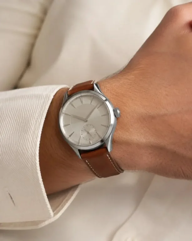 Micro marque montre au poignet avec focus sur les proportions et les finitions